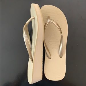 Havianas wedges